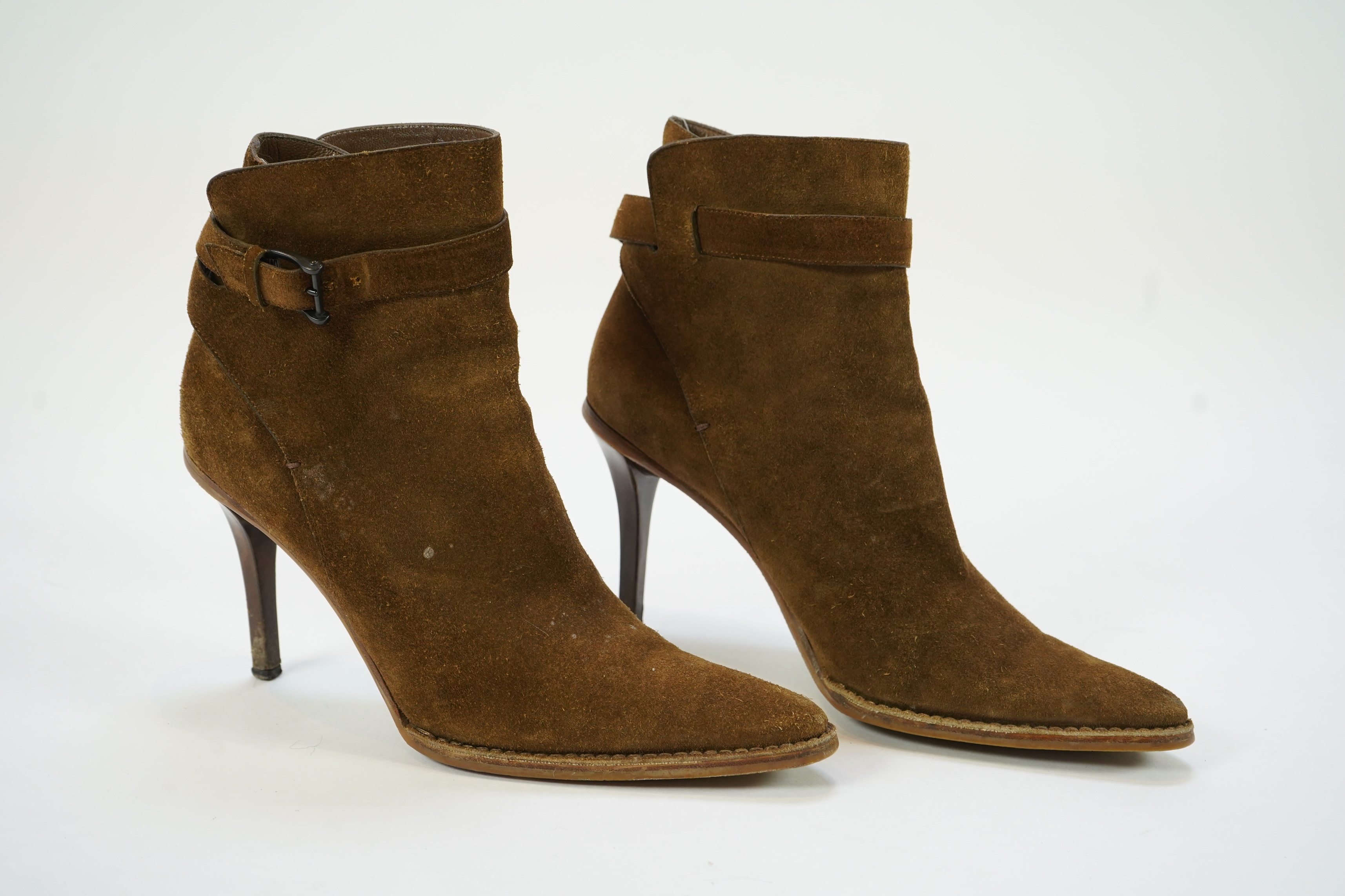 A pair of brown suede Gucci heeled ankle boots with buckle detail. size EU 40.5 (UK 7.5)